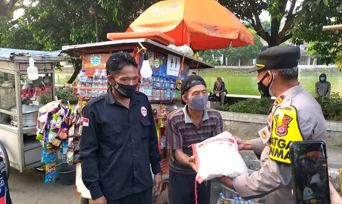 Penyaluran bantuan oleh Polres Lebak kepada PKL. (Foto/yusuf)