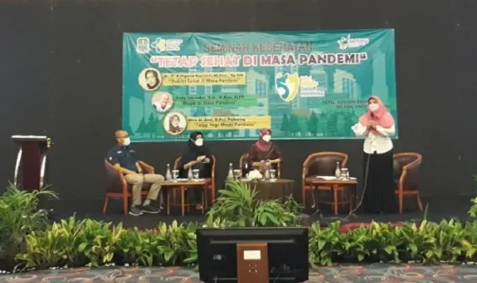 Dinas Kesehatan Kota Bekasi menggelar seminar bertajuk Tetap Sehat di Masa Pandemi belum lama ini sebagai upaya edukasi ke masyarakat untuk tetap berupaya mencegah penyebaran Covid-19. Hadir di acara itu Wiwiek Hargono, istri Wakil Wali Kota Bekasi.