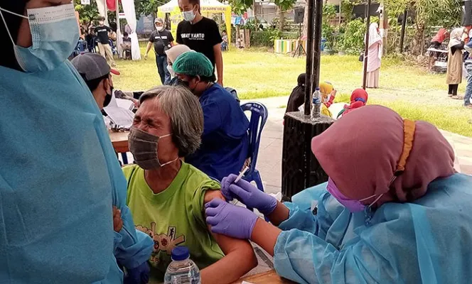 Seorang lansia saat melakukan suntik vaksin di perumahan permata hijau permai Bekasi. Ihsan