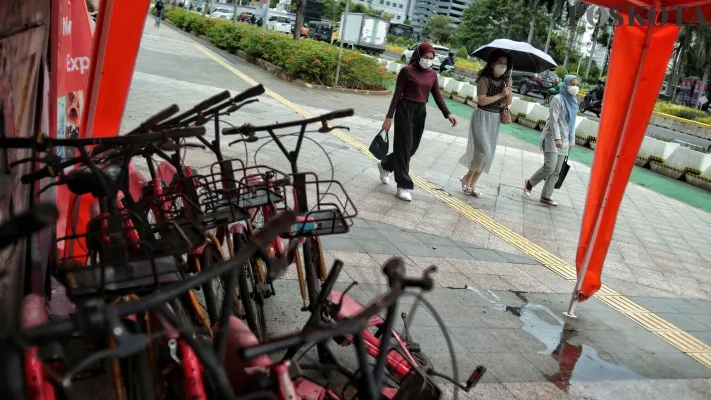 Foto : Suasana sewa sepeda di jalanan Protokol Jalan Jendral Sudirman, Jakarta terbengkalai. (Dok. Poskota)