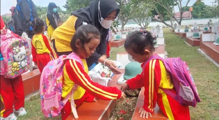 Siswa TK saat menaburkan bunga di Makam Pahlawan, Ciceri, Kota Serang. (Foto: Bilal/poskota)