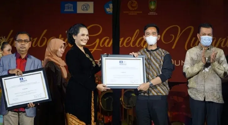 Sekjen  Kemendikbudristek Suhart  menyerahkan sertifikat gamelan sebagai Warisan Budaya Takbenda (WBTb) dari UNESCO) kepada masyarakat Indonesia. (ist)