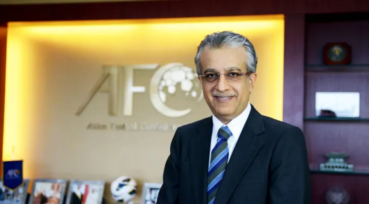 Netizen Indonesia ramai perbincangkan soso Sheikh Salman lantaran Presiden AFC ini berasal dari Bahrain, negara lawan yang dianggap diuntungkan berkat keputusan wasit yang berat sebelah. (QFA/AFC)