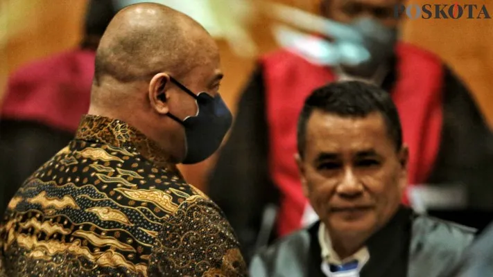 Terdakwa Irjen Teddy Minahasa Putra dan pengacara, Horman Paris saat sidang di PN Jakbar. (dok poskota)