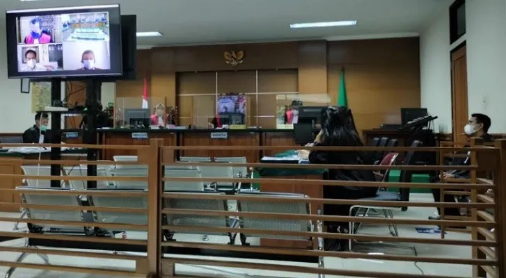 Suasana sidang perdana kasus pemerasan oleh oknum pejabat Bea dan Cukai Soekarno - Hatta di Pengadilan Tipikor Negeri Serang. (haryono)