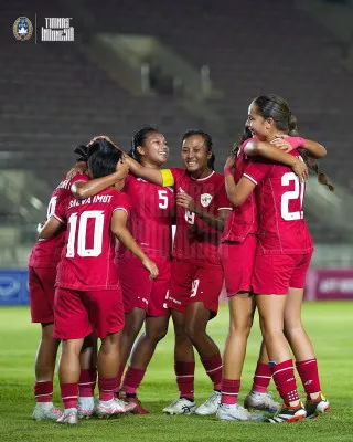 Timnas Putri Indonesia merayakan kemenangan di Piala AFF Wanita 2024 usai kalahkan Kamboja 3-1 di final. Momen sejarah untuk sepak bola wanita Indonesia. (Instagram/Timnas Indonesia)