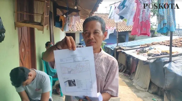 Renacana perluasan Stasiun Rangkasbitung. Dahlwan, warga Kampung Pasir Sukarayat, menunjukan dokumen niali pengantian wajar yang diberikan PT KAI. (Foto: yusuf)