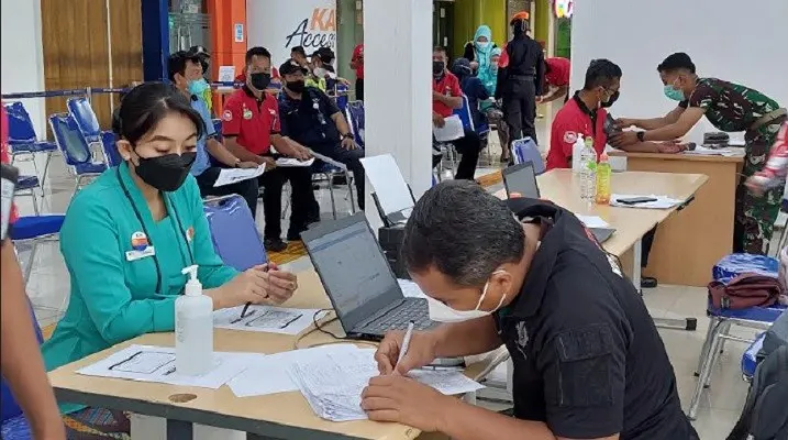 Layanan tes PCR di Stasiun disediakan bagi masyarakat yang belum melakukan vaksinasi booster. (Foto: Rika)