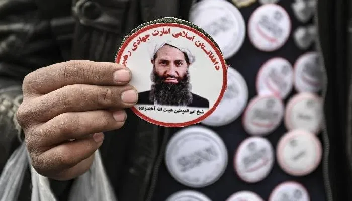 Stiker bergambar pemimpin Taliban Hibatullah Akhundzada yang dijual di Kabul pada 26 Desember 2021.