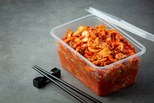 Ternyata Kimchi bisa menjadi pilihan makanan sehat untuk atasi sakit kepala, mau coba? (Freepik/jcomp)