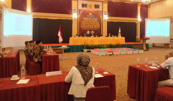 Suasana rapat pleno hasil penghitungan suara Pemilu 2024 tingkat Kabupaten Pandeglang. (Foto Samsul Fatoni).