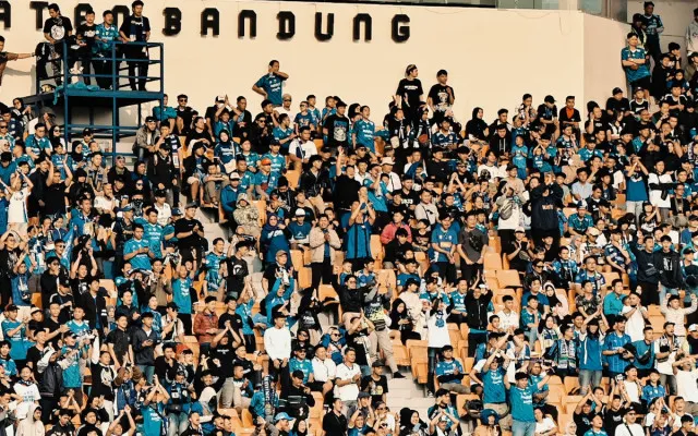 Potret suporter Persib Bandung, Bobotoh saat menyaksikan pertandingan. (X/@officialvpc)