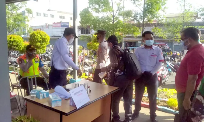 Situasi pemeriksaan di Stasiun Tangerang, Senin 12 Juli 2021. (Foto/Iqbal)