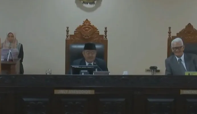 Susana sidang MKMK  dipimpin oleh Ketua MKMK Jimly Asshiddiqie. (tangkapanlayar/rizal)