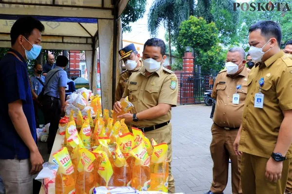 Wali Kota Tangerang Arief R Wismansyah saat mengunjungi Bazar murah. (foto: Iqbal)