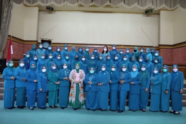 Ketua Tim Penggerak PKK Kota Bekasi, Gunarti Rahmat Effendi dan Wakil Ketua Tim Penggerak PKK, Wiwiek Hargono foto bersama pengurus TP PKK Tingkat Kecamatan Jatiasih di Pemkot Bekasi, Rabu (10/11/2021).