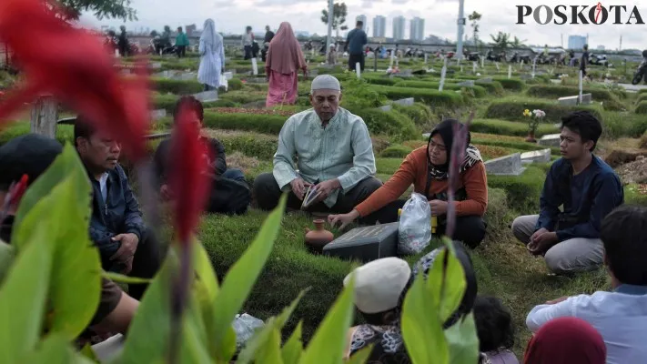 Suasana  di salah satu Taman Pemakaman Umum (ahmd tri hawaari)