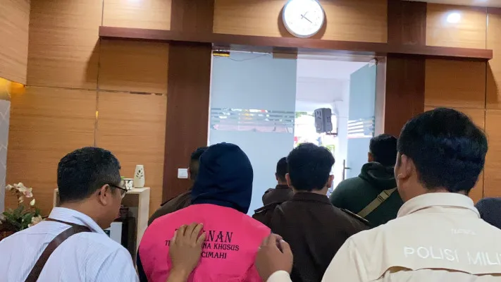 Tersangka Kasus Korupsi RS (rompi) saat hendak dibawa ke Rutan Kebon Waru Bandung, dari Kantor Kejaksaan Negeri Cimahi, Senin (16/12/2024). (Poskota/Gatot Poedji Utomo)