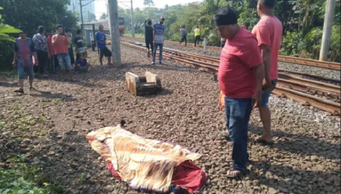 Korban tertabrak kereta api di Kampung Cisauk RT 02 RW 03, Kecamatan Cisauk, Kabupaten Tangerang, Sabtu (5/6/2021). (foto: ist)