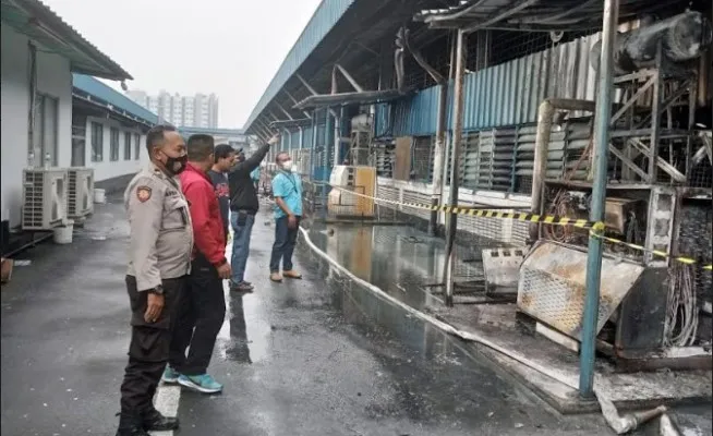 Personil Polsek Cikande saat melakukan pengecekan lokasi kebakaran. (ist)