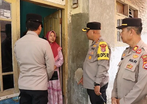 Jajaran Polres Serang bertakziah ke rumah duga PTPS pada TPS 13 Desa Cikeusal. (ist)