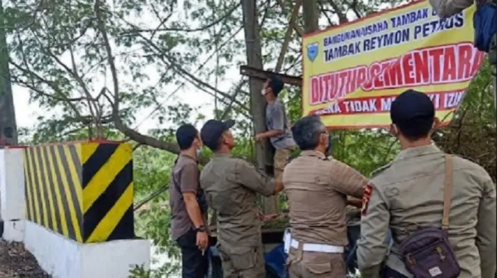 Penutupan tambak udang di Pantai Carita Pandeglang. (foto: Satpol PP Pandeglang) 