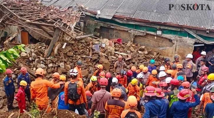 Tim SAR Gabungan bersama warga melakukan pengangkatan korban tanah longsor di Cijeruk, Kabupaten Bogor.  (Foto: panca)