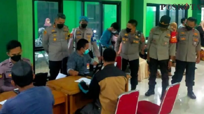 Pembagian Bantuan Tunai Pedagang Kaki Lima dan Warung di Kecamatan Cisoka. (Foto/Veronica)