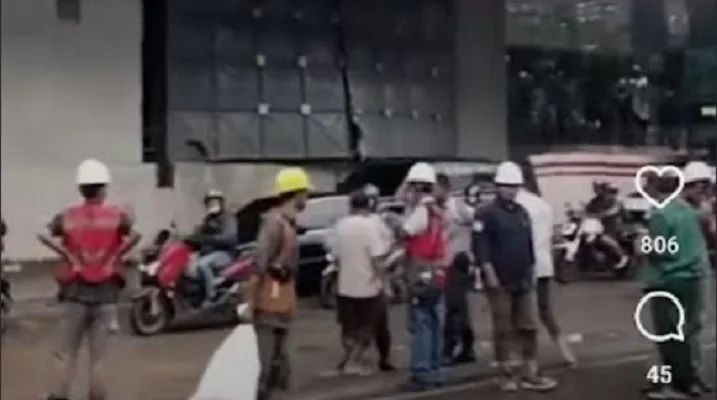 Tandon Air LRT di Setiabudi Jebol pada sore tadi. (Foto : ist)