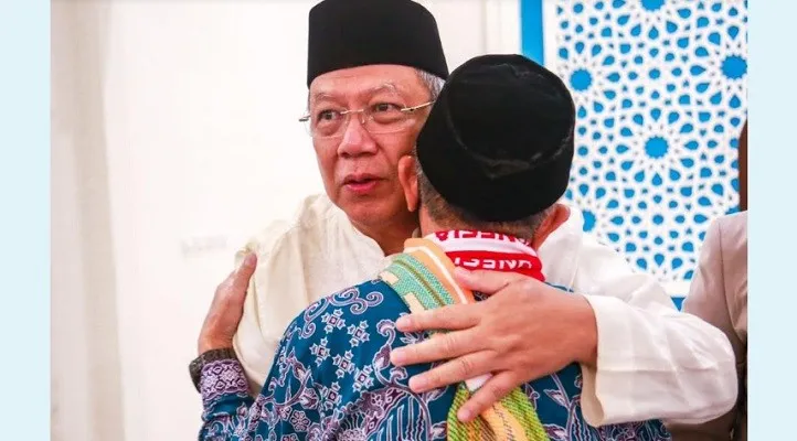 Wali Kota Tangsel, Benyamin Davnie saat melepas calon jemaah haji Tangsel, di Islamic Center. (Foto: Humas Kominfo Tangsel) 