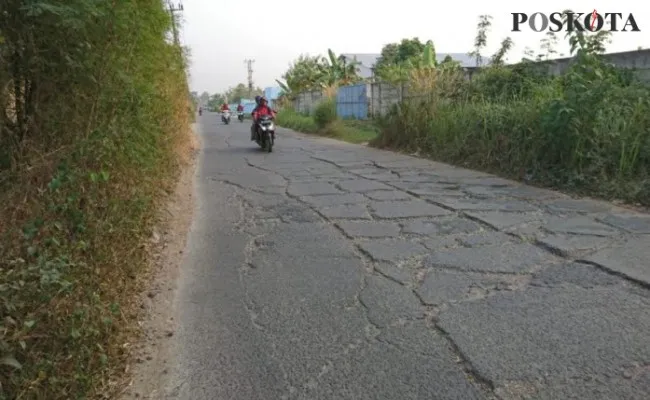 Jalan Raya Munjul, Desa Munjul, Kecamatan Solear di siang hari. (Foto/Veronica)