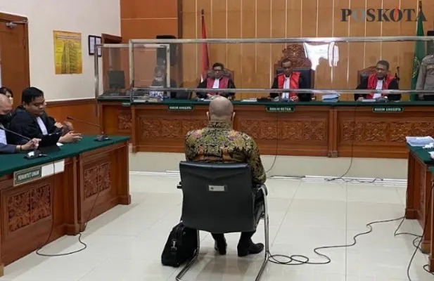 Terdakwa kasus peredaran narkotika jenis sabu Irjen Teddy Minahasa saat membacakan pledoi di PN Jakbar. (Pandi)