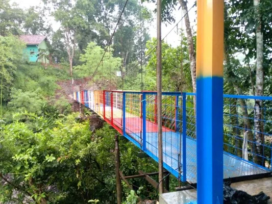 Foto: Jembatan Gantung di Desa Cimahpar, Kab. Sukabumi, Jawa Barat, Direkonstruksi Telkom. (Dok. Telkom)