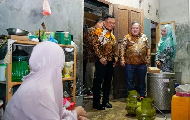 Foto: Komisaris Utama Telkom Bambang Permadi Soemantri Brodjonegoro (tengah) dan Direktur Utama Telkom Ririek Adriansyah (dua dari kanan) melihat langsung proses produksi berbagai produk dari Balla Ratea, salah satu UMKM unggulan mitra binaan Telkom yang bergerak di bidang kuliner khas Makassar, Sulawesi Selatan. (Dok. Telkom)