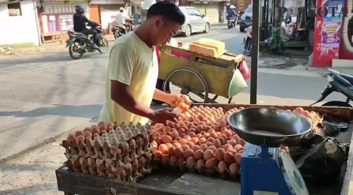  Pedagang agen dan eceran telur ayam negeri di kawasan Jalan Raya Cirendeu, Ciputat Timur, Kota Tangsel. (Poskota/Cr09)