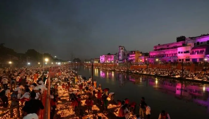 Perayaan Diwali ditandai dengan penyalaan lampu seperti di tepi sungai Saryu di Ayodhya India.