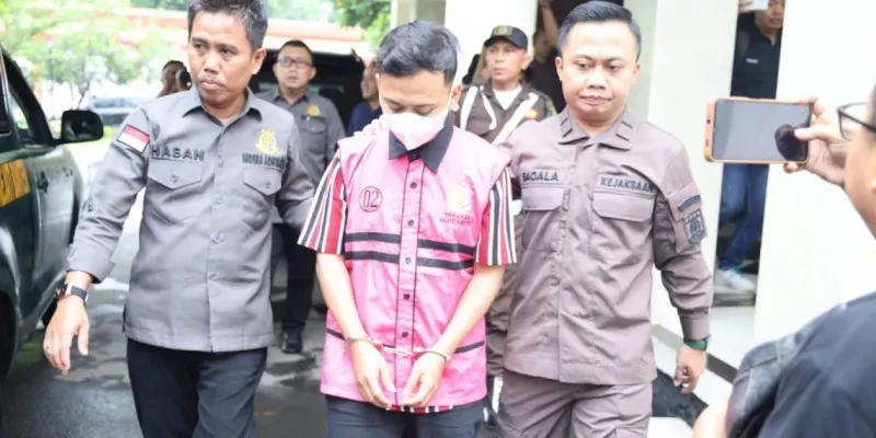 Tersangka korupsi pembobolan kas Bank Banten, Ridwan, saat digiring ke mobil tahanan (ist)