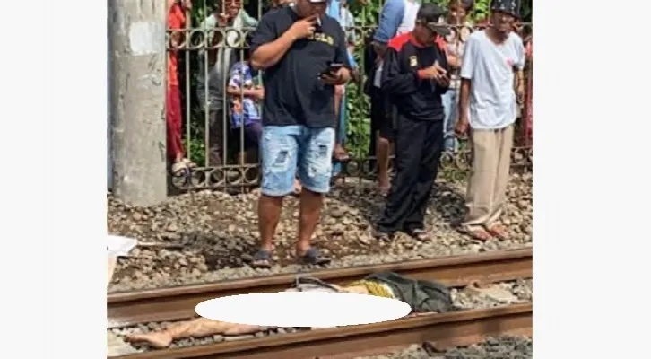 Kondisi tubuh korban yang tewas tertabrak KRL di perlintasan rel Gang Ceplik, Kelurahan Ratujaya, Kota Depok. KRL. (Ist) 