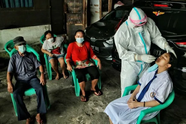 Petugas kesehatan melakukan tes Swab PCR kepada salah satu warga RW 02 Krukut, Tamansari, Jakarta Barat, Senin (10/1/2022). Sebanyak 500 warga Krukut akan jalani testing massal Covid-19 menyusul ditemukannya 36 warga positif dan juga ada salah satu warga yang menjadi pasien suspek varian omicron, Akibatnya micro lockdown diterapkan di RW 02 Krukut, Tamansari, Jakarta Barat. PosKota/Ahmad Tri Hawaari