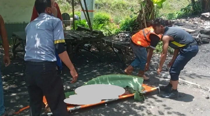 Petugas Polsek Cikeusal dibantu warga setempat saat mengevakuasi jasad korban. (ist)