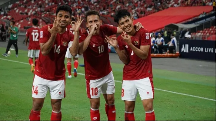 Trio Timnas Indonesia, kapten Asnawi bersama Egy Maulana Vikry dan Witan Sulaeman usai tumbangkan Singpura 4-2 di Piala AFF 2020. (foto: pssi)