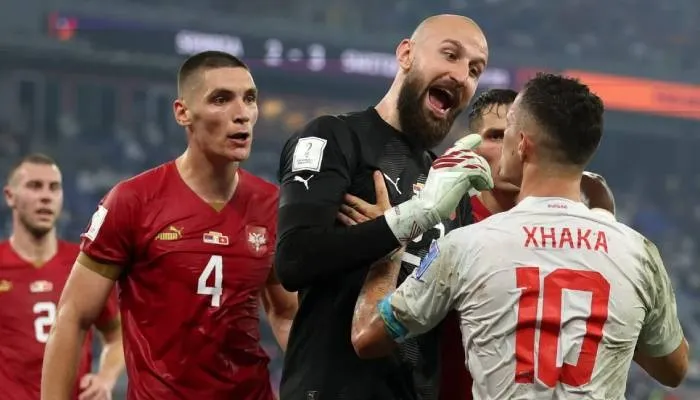 Vanja Milinkovic Savic dan Nikola Milenkovic dari Serbia berdebat dengan Granit Xhaka dari Swiss selama pertandingan Piala Dunia FIFA Qatar 2022 Grup G di Stadium 974 pada 02 Desember 2022 di Doha Qatar.