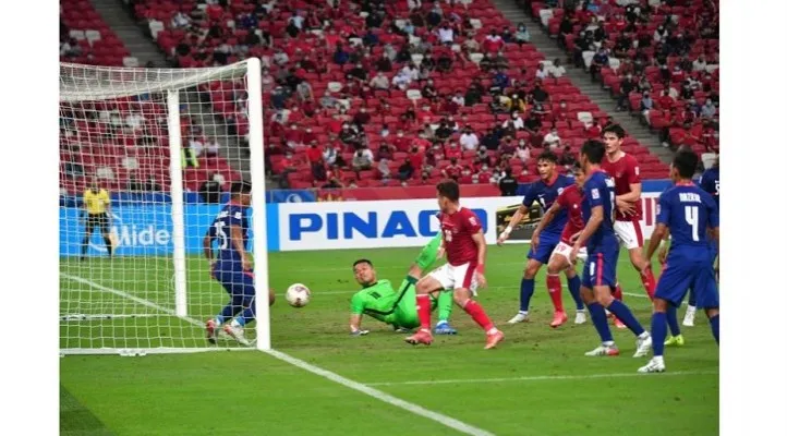 Gol Timnas Indonesia ke gawang Singapura pada leg kedua semifinal Piala AFF. (foto: TNP)