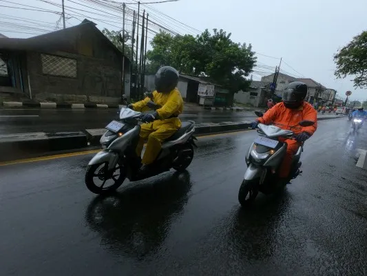 Tips berkendara aman di musim hujan. (foto/yamaha)