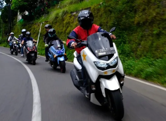 Tips Melewati Jalan Berbelok Saat Touring Motor. (foto/yamaha)