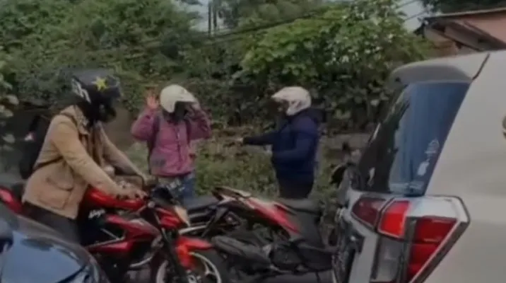 Polisi todongkan pistol ke arah pelaku yang sebelumnya mengeluarkan pisau saat lawan arus di perempatan Kolong Jembatan Cacing, pada Senin (11/7/2022) pukul 07.30 WIB. (Instagram/@jakarta.terkini)