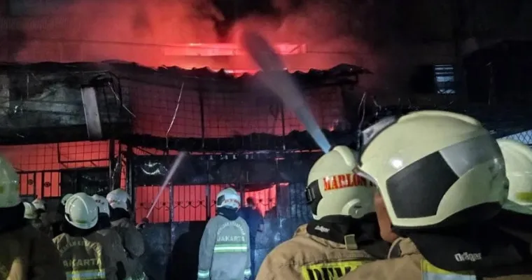 Toko ikan hias dan perlengkapan akuarium di Jalan Kartini, Jakarta Pusat terbakar.(Ist/Sudin Gulkarmat Jakpus)