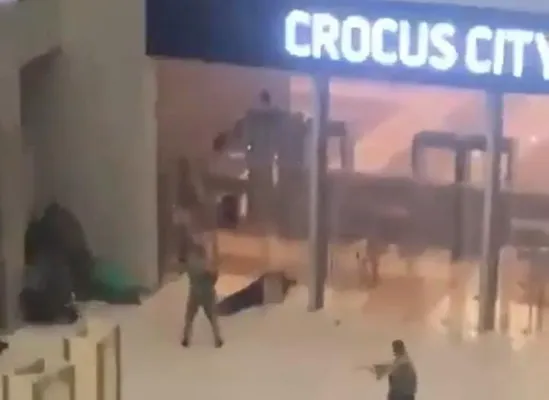 Dalam video yang beredar, terlihat 5 orang pria bersenjata menembaki pengunjung dan merusak pintu-pintu kaca di Crocus City Hall, Moskow. (Tangkap layar X/@NalaThokozane)