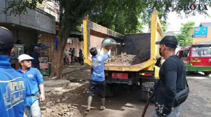 Tim PUPR Banten memperbaiko bahu  trotoar dan bahu jalan Sunan Kalijaga Rangkasbitung.  (Foto: yusuf).