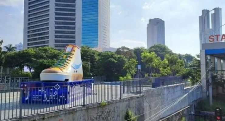 Tugu Sepatu raksasa dibangun Pemprov DKI Jakarta bersamaan dengan akan digelarnya Festival Kolaborasi Jakarta 2021. (Ist)